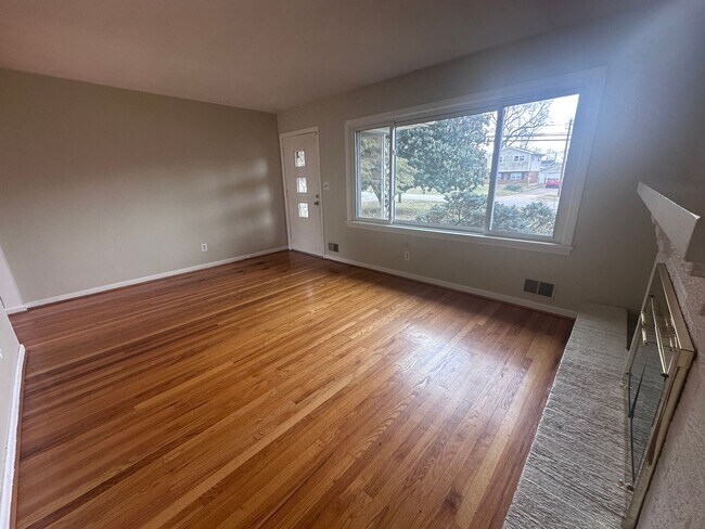 Foto del edificio - 3 bed, 2 full bath House in 40218 - $2,100/month