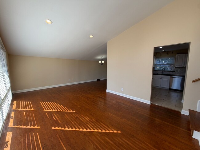 Foto del edificio - Freshly Painted Split-Level Home with Large Deck & Lawn Care Included