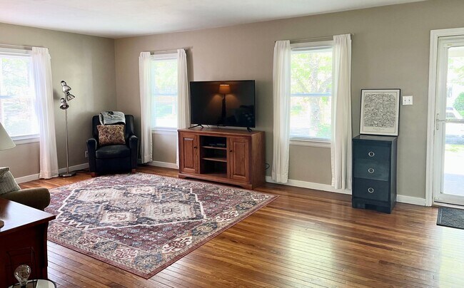 Foto del edificio - East Side 2 Bedroom, 1  Bath Beauty with Fenced Backyard & Hardwood Floors
