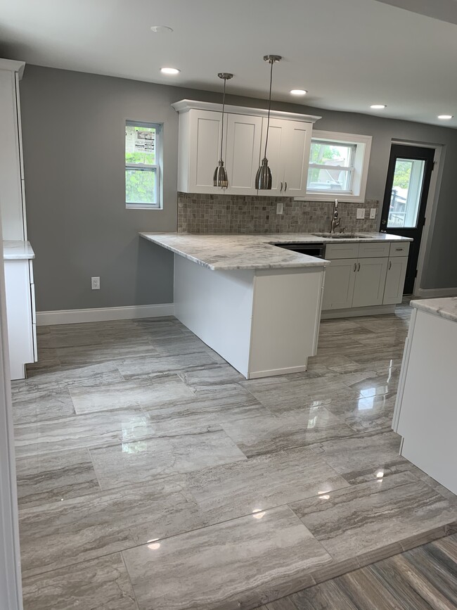 Building Photo - 206 S Maple Ave