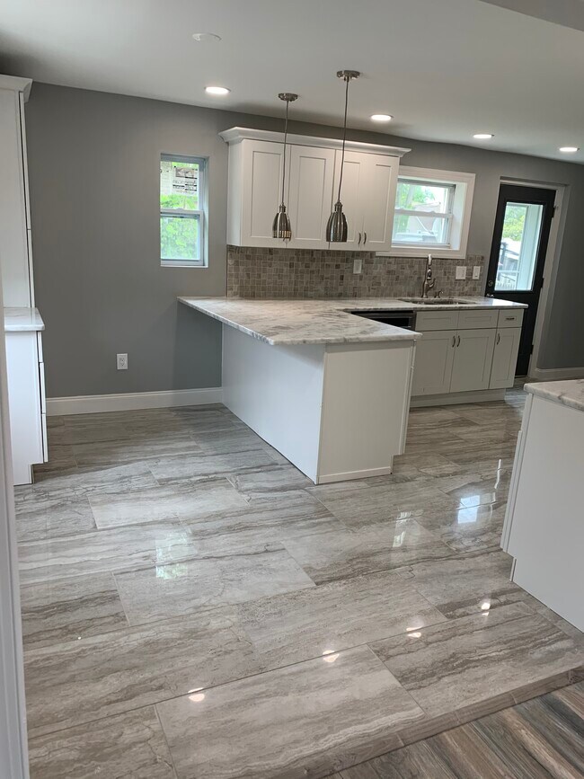 Building Photo - 206 S Maple Ave