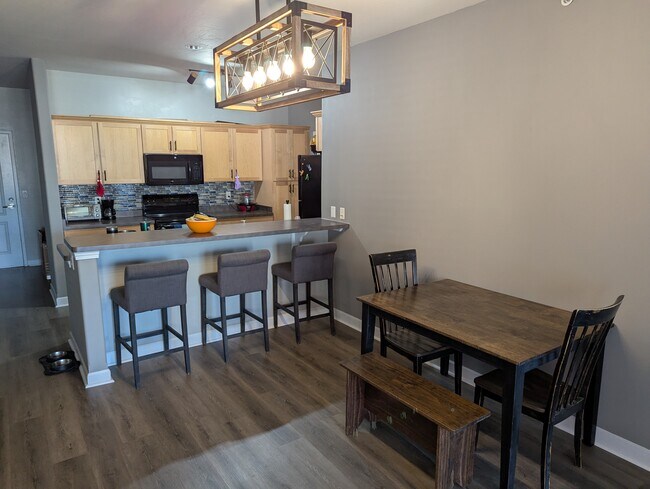 Foto del edificio - 1619 N Farwell Ave