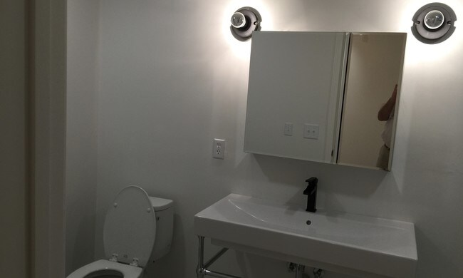 Foto del edificio - 827 N State St