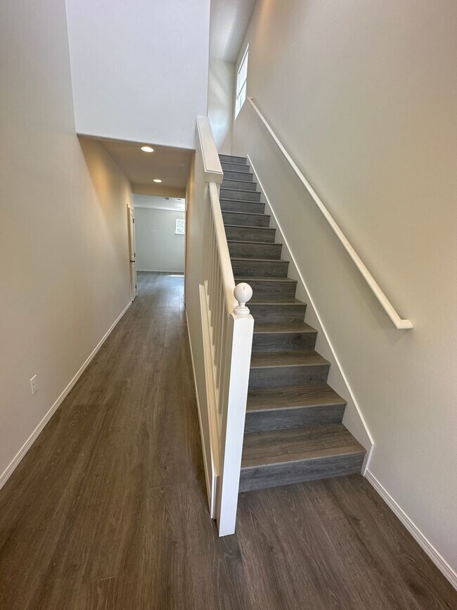 Building Photo - MIDTOWN Almost New House, 3 Bdrms, 2.5 Bat...