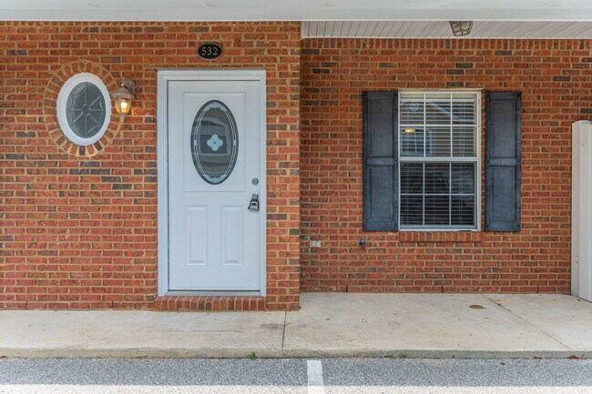 Foto del edificio - 532 Maple Ave