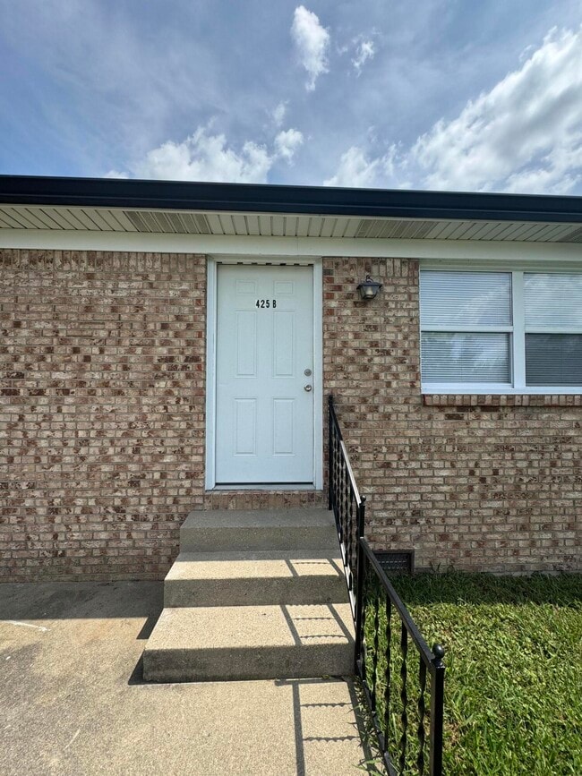 Building Photo - 425 Patrician Pl