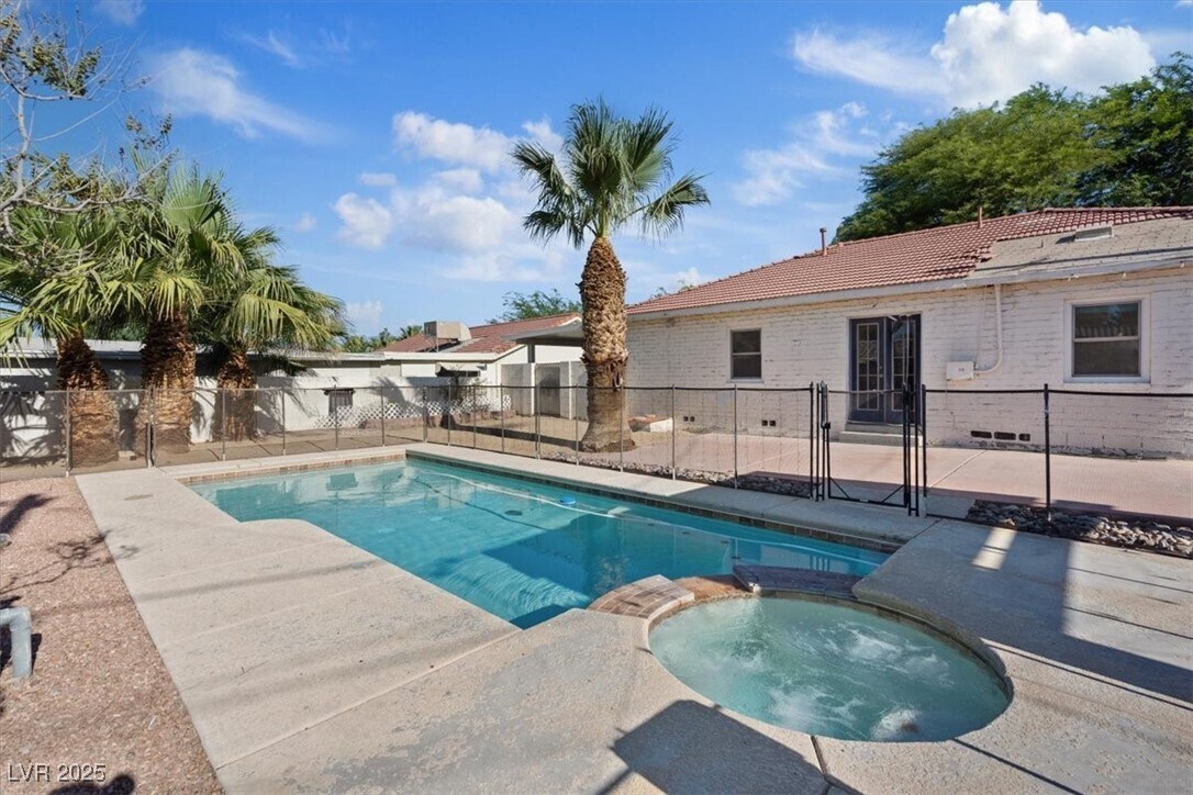Primary Photo - 1609 Chapman Dr