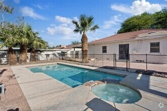 Building Photo - 1609 Chapman Dr