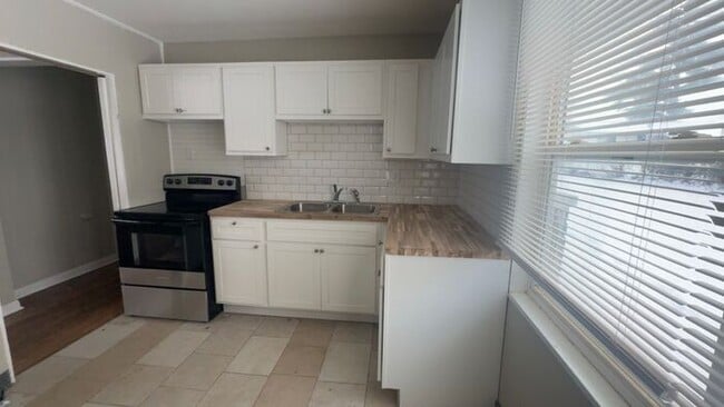 Building Photo - Spacious 3-Bedroom, 1-Bath Home in Moline Acres!