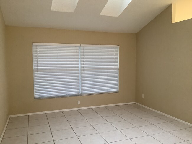 Building Photo - 2022 Blue Heron Dr