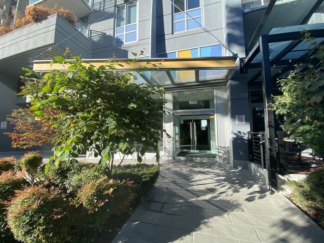 Building Photo - 1009 Harwood St