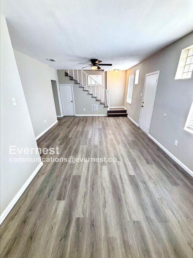 Foto del edificio - 3 Bed, 1 Bath Home with Modern Amenities /...