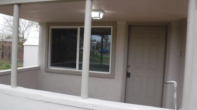 Building Photo - Cute & Cozy 1 Bedroom House on Large Lot (...