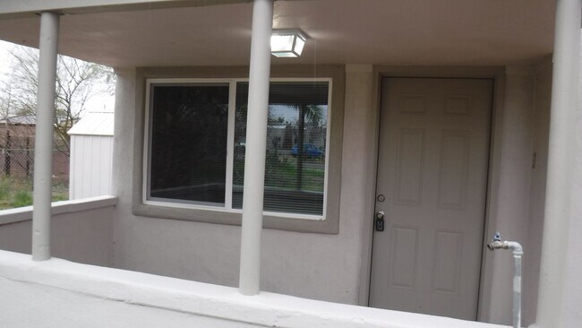 Foto del edificio - Cute & Cozy 1 Bedroom House on Large Lot (...