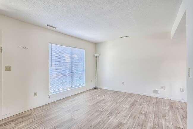 Building Photo - English Creek- Casa