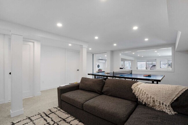 Building Photo - 1835 Naugles Dr