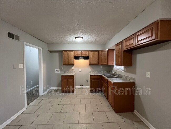 Building Photo - 5366 Beaverton Dr