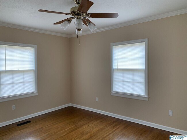 Foto del edificio - 2465 Hine St S