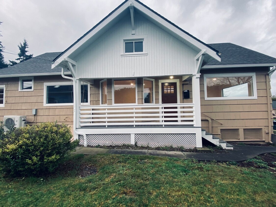 Foto principal - Updated 1910 Craftsman home in North Everett