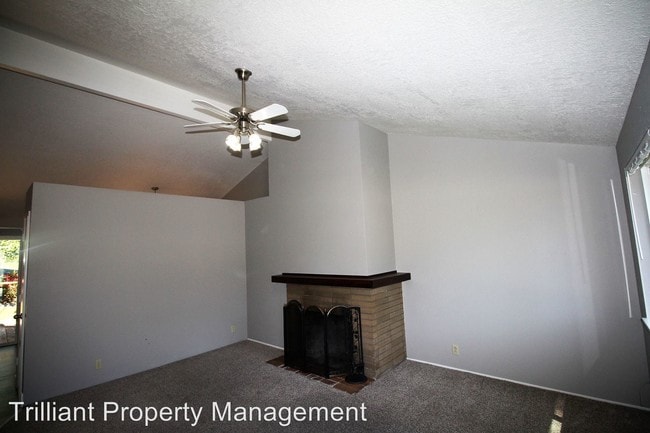 Building Photo - 6652-6658 Waconda Rd NE