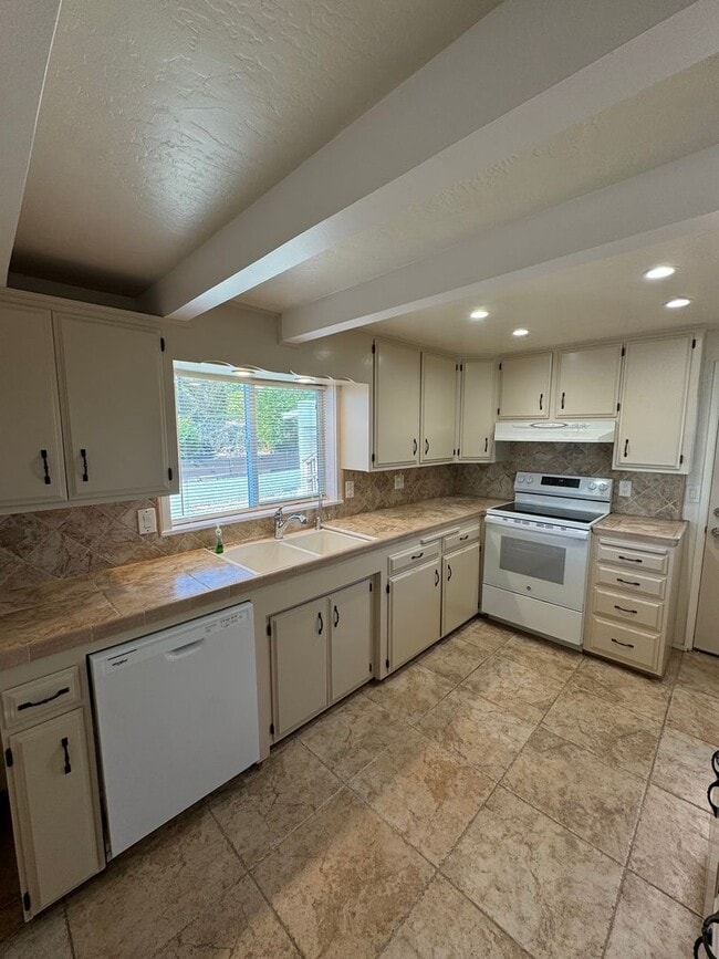 Foto del edificio - 3-Bedroom Home with Spectacular Views and ...