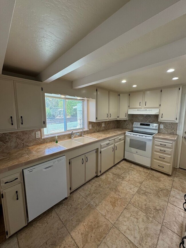 Foto del edificio - 3-Bedroom Home with Spectacular Views and Immaculate Care in Nipomo