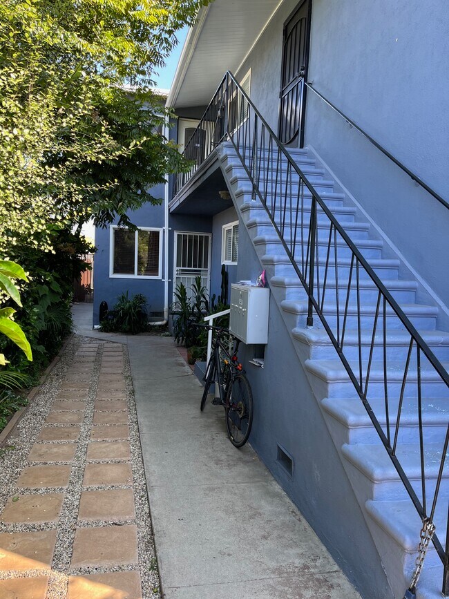 ¡La pintura es fresca pero NO es tan azul en la vida real! - 724 Sunset Ave