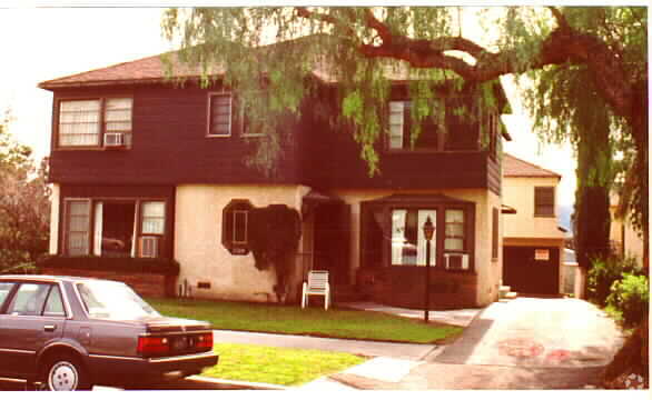 Foto del edificio - 2362-2364 Montrose Ave