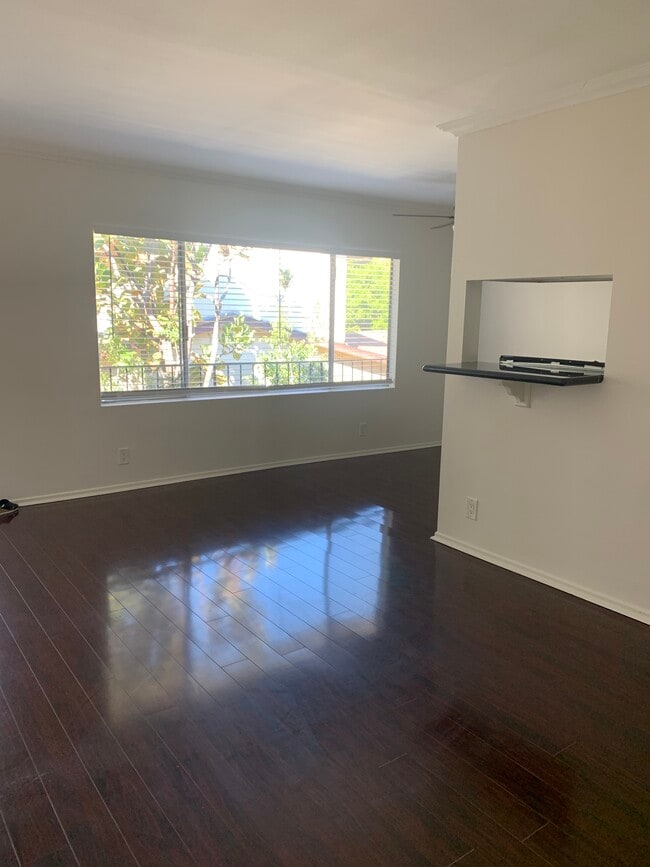 Building Photo - 1547 Saltair S Ave
