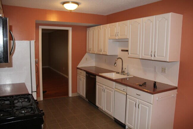 Kitchen - 160 Brittany Farms Rd