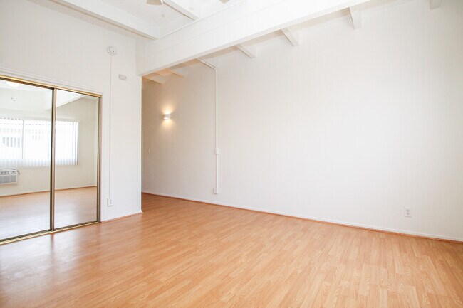 Building Photo - 1718 S Bundy Dr
