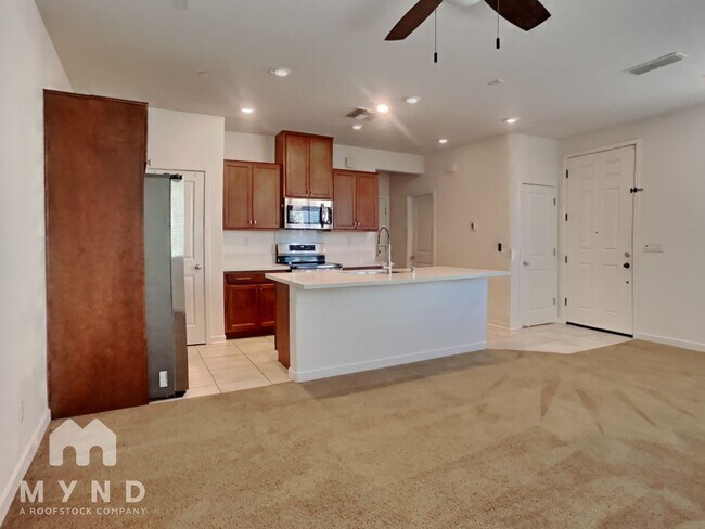 Foto del edificio - 5301 E Commerce Way