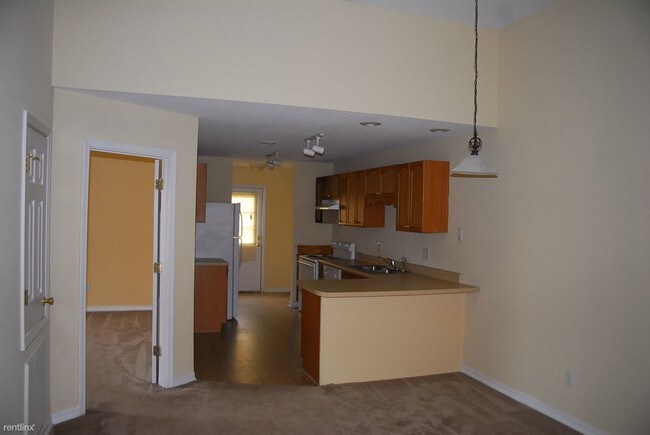 Building Photo - 3 br, 2 bath Triplex - 8700 Spring Ave Apt B