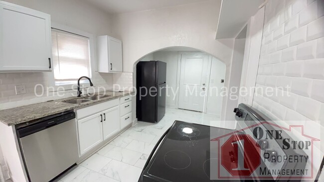 Foto del edificio - Beautiful 4 Bedroom 2 Bathroom Home in Kan...