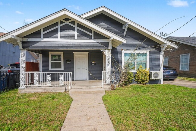Building Photo - Updated duplex offering a bright and functional layout with modern finishes throughout.