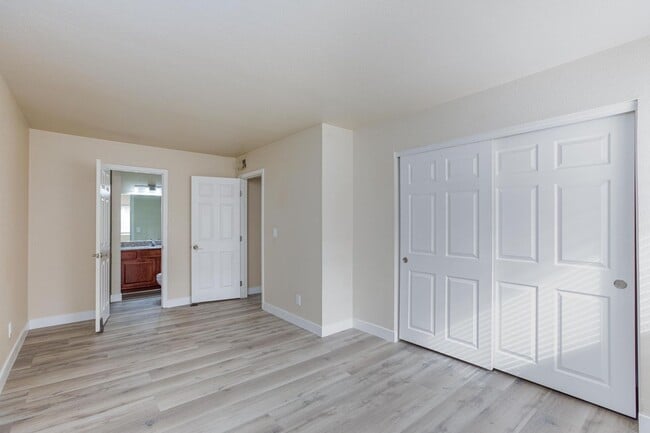 Building Photo - Freshly Renovated 2-Bedroom Las Vegas Condo