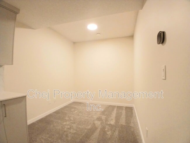 Building Photo - 807 Rowan Cl SW