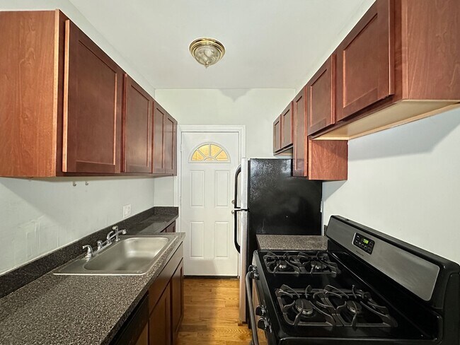 Foto del edificio - 3737 N Pine Grove Ave