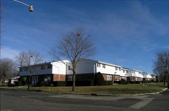 Building Photo - 3024-3050 W Iona Ter