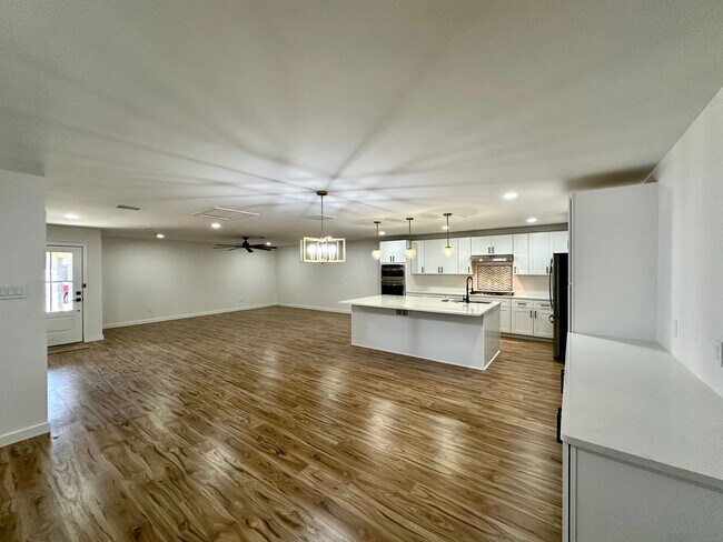Foto del edificio - The Kind of Rental You Don’t Scroll Past | Pre-Leasing 4/3 Near LCU & TTU