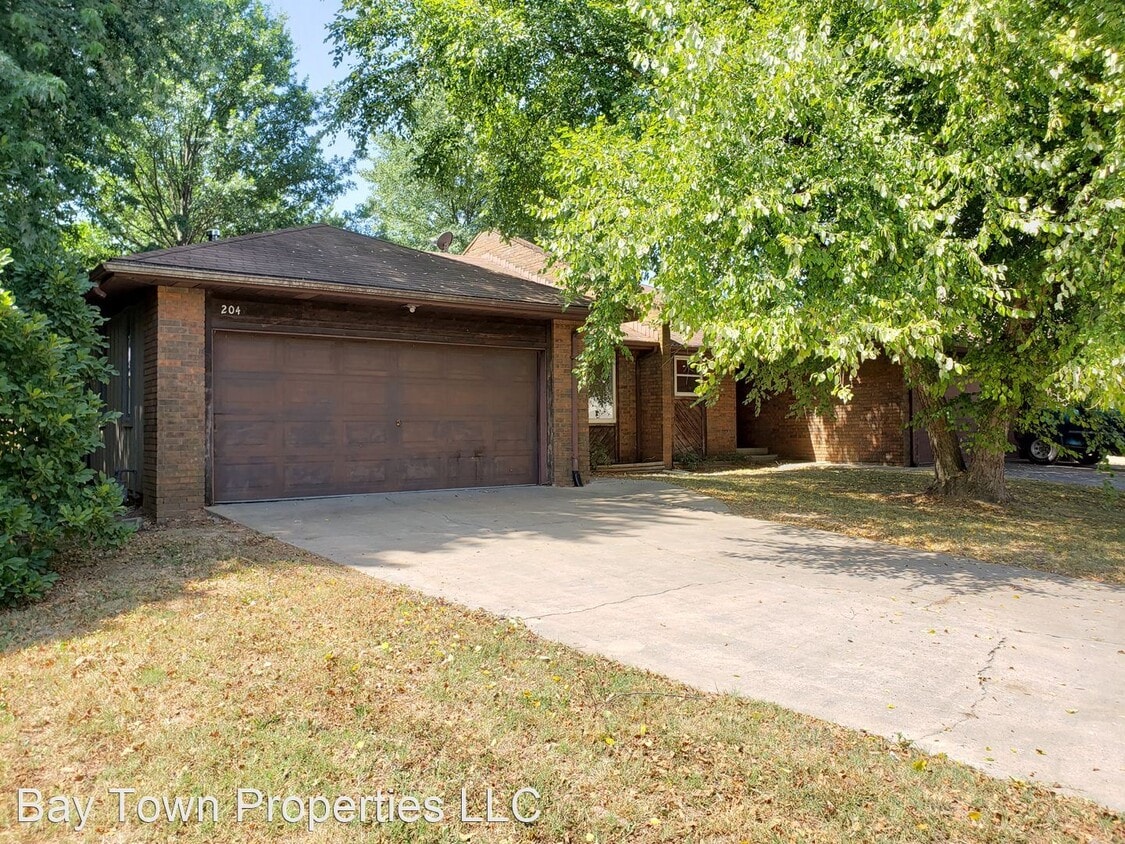 Primary Photo - 2 br, 2 bath House - 204 Village Ct.