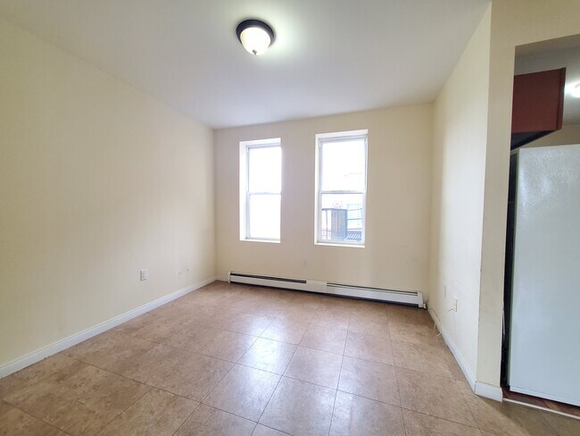 Unit 402 - 20 Emory St
