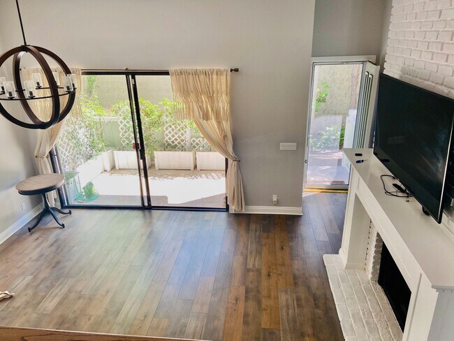 Foto del edificio - Gorgeous Venice Townhouse w/Upgrades Galore close to Beach+Canals w/Laundry+Garage+Pool