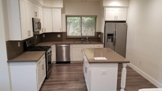 Building Photo - 1424 S Bentley Ave