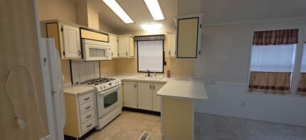 Building Photo - 163 Monarch Ln