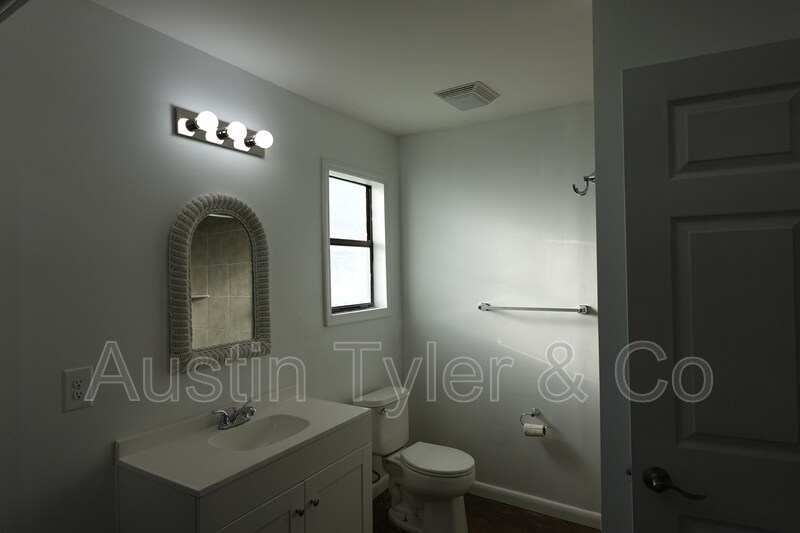 Building Photo - 2807B Bertram St