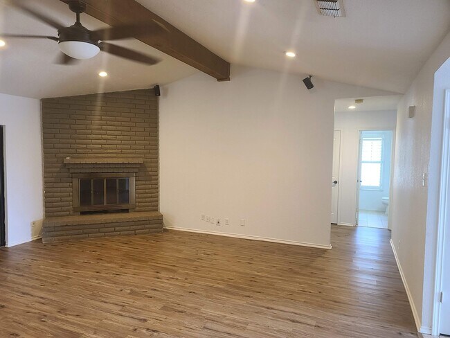 Foto del edificio - 4810 Cherry Tree Dr