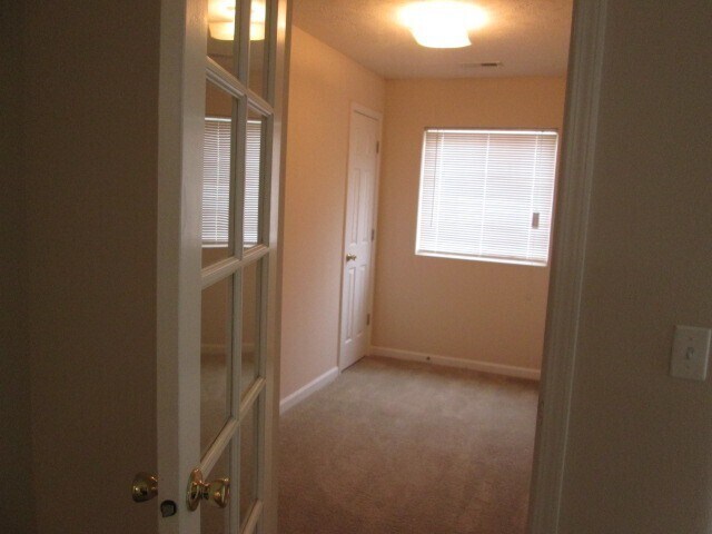 Building Photo - Spacious Second Floor Apartment with Balcony