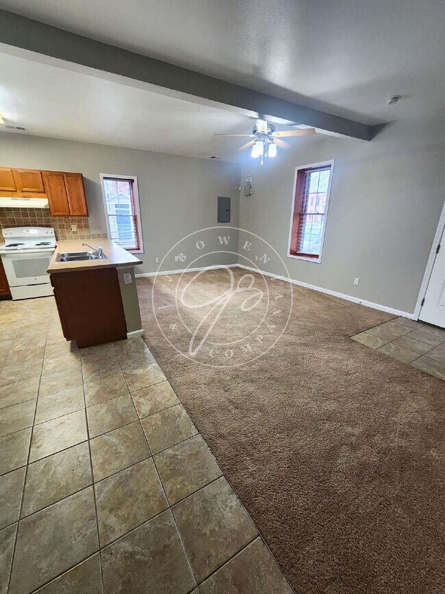 Building Photo - "Charming 1-Bedroom Duplex in Toledo's Vibrant North Huron Neighborhood!"