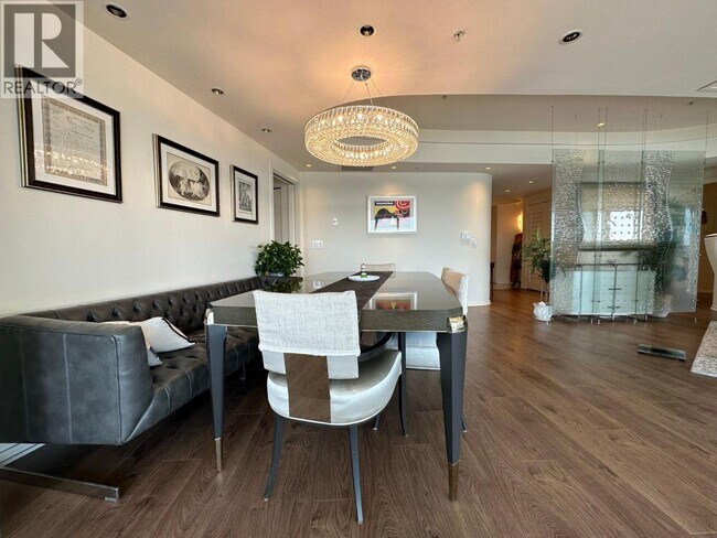 Building Photo - 388 Drake St